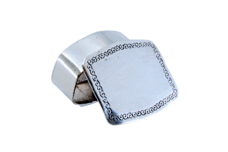 Caixa de comprimidos em prata com friso na envolvência na tampa basculante.